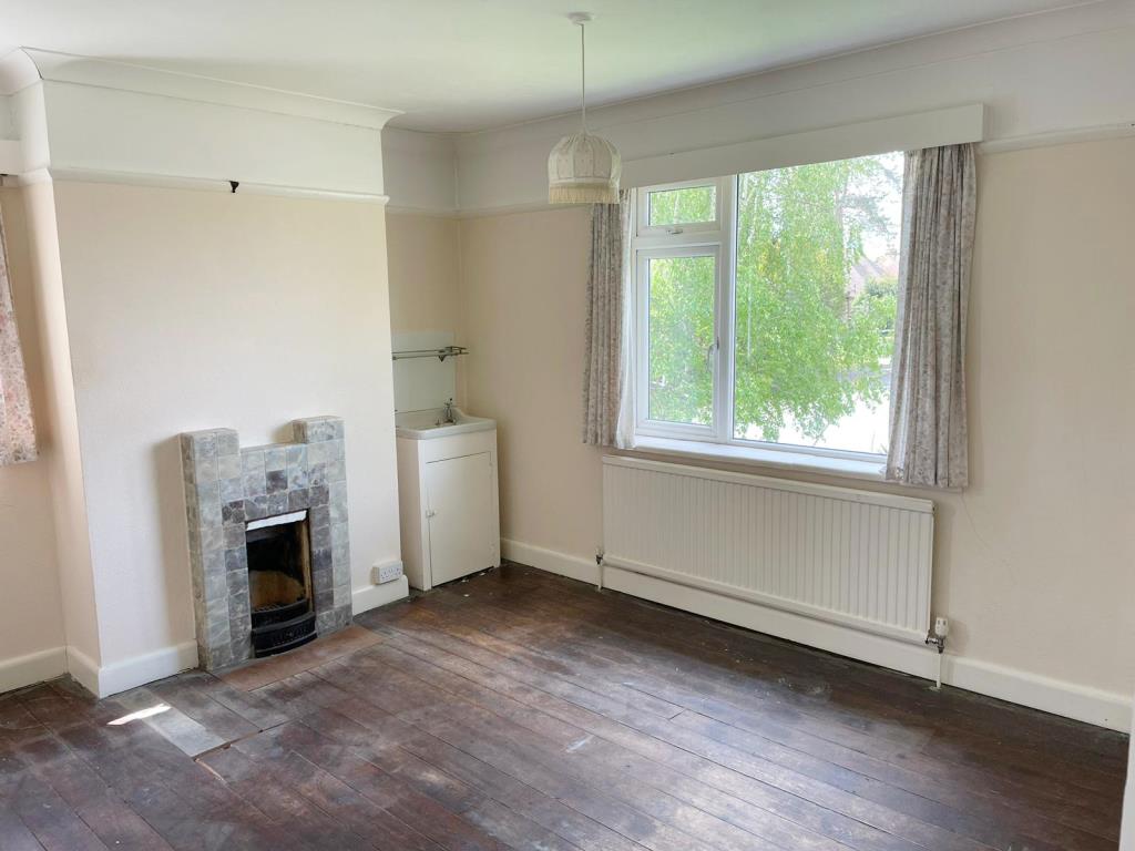 Lot: 126 - DETACHED HOUSE FOR MODERNISATION AND REPAIR - First floor double bedroom with wash basin